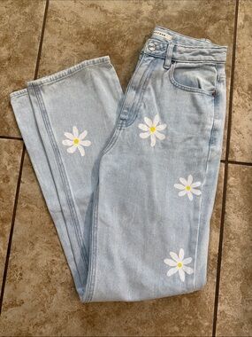 PacSun Light Wash Daisy Detail Straight Leg Jeans